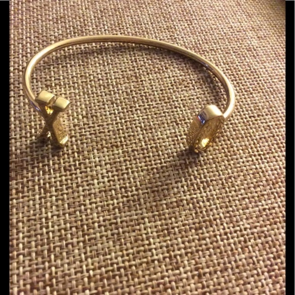 NWT Goldtone Cuff Hug and Kiss Bracelet OSFM